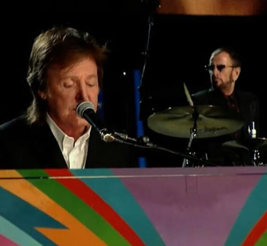 Ringo Starr y Paul McCartney haciendo “Queenie Eye”