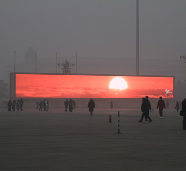 Hay tanto esmog en China que el amanecer se transmite por pantallas