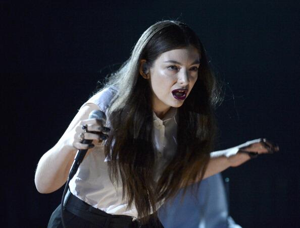 Mira la presentación de Lorde haciendo “Royals” en los #GRAMMYs