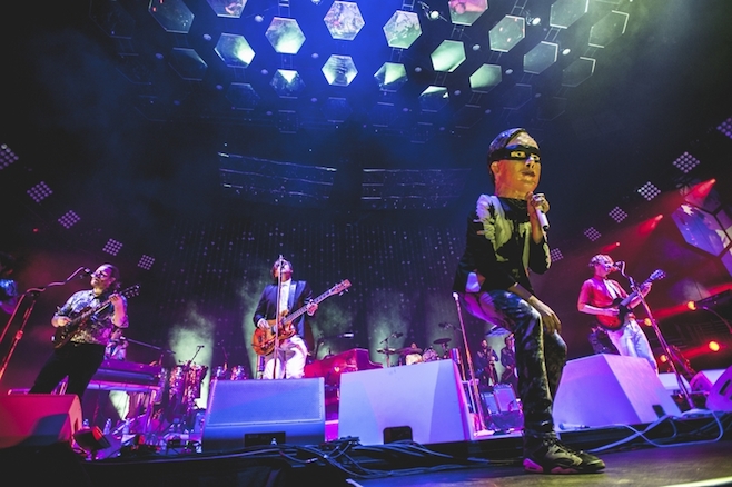 Julian Casablancas interrumpe actuación de Arcade Fire en Argentina