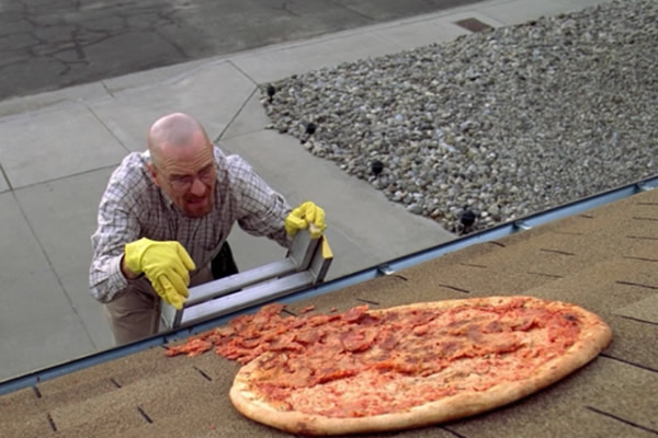 Vince Gilligan pide que dejen de lanzar pizzas al techo de Walter White